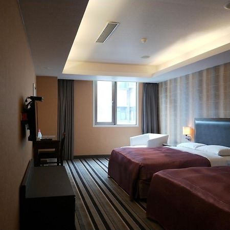 Metropolis Hotel Taoyuan Esterno foto