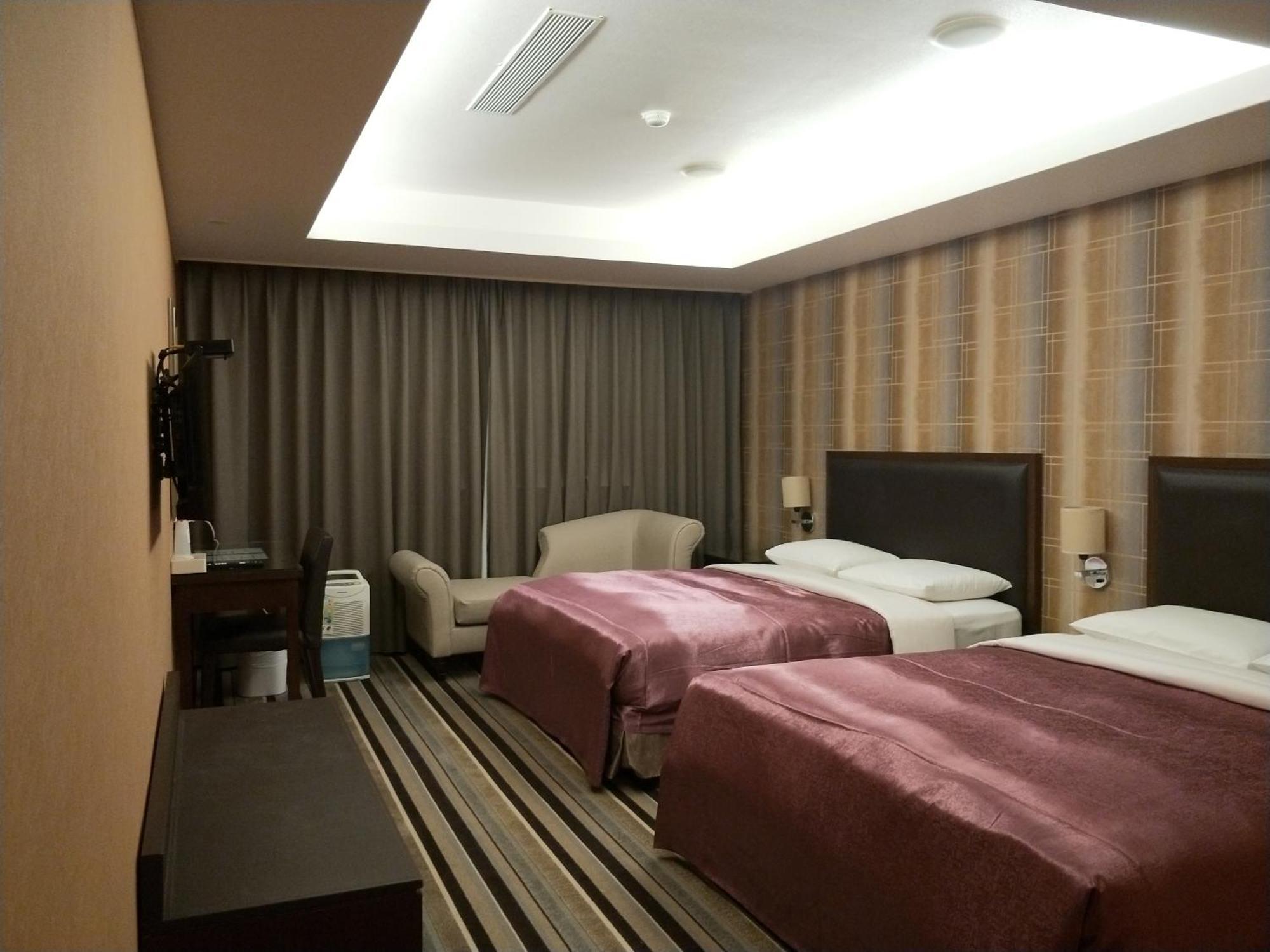 Metropolis Hotel Taoyuan Esterno foto